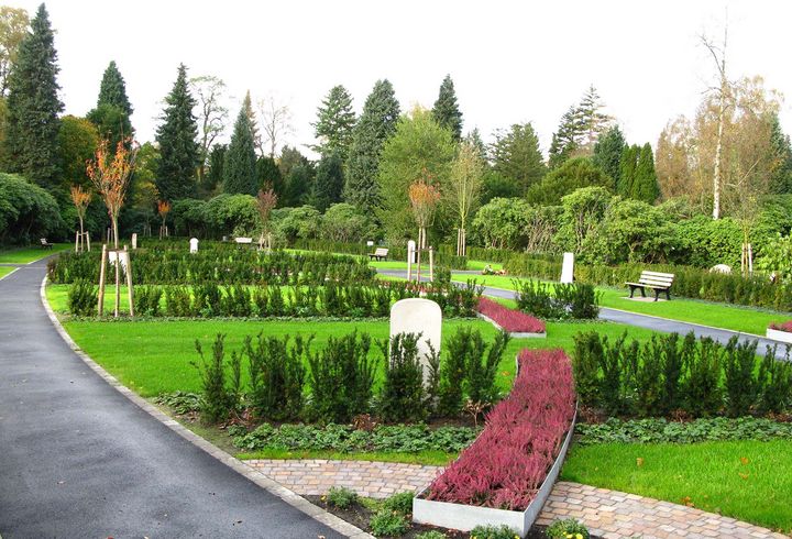 Themengrabstätte „Am Blumenband“ auf dem Hamburger Friedhof Ohlsdorf