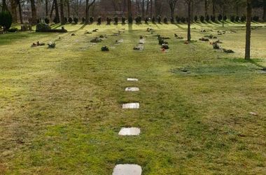 Urnengräber in Rasenlage auf dem Neuen Friedhof Jesteburg