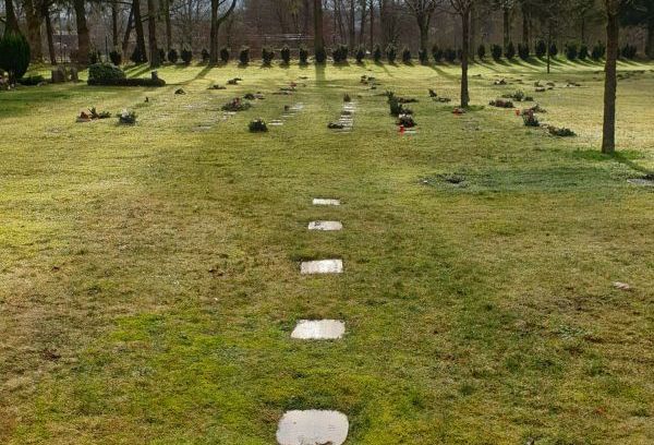 Urnengräber in Rasenlage auf dem Neuen Friedhof Jesteburg